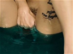 Alex De La Flor jerks herself in blue water