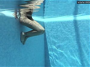 Tiffany Tatum peels off nude underwater